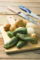 Nopales, papas, chiles y cebollas