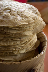 Canasta de tortillas de maíz hechas a mano. México