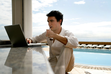 Travail au bord de la piscine