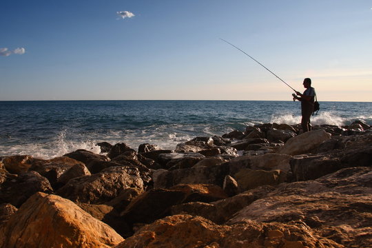 Einsamer Angler Mittelmeer Lirgurien Italien