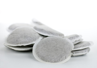 dosettes de café espresso en poudre - fond blanc