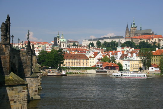 La ville de Prague et le pont Charles