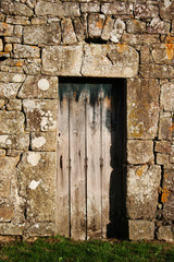 Fototapeta na wymiar Vieille porte de ferme en bois