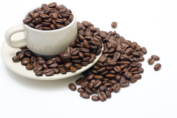 Naklejka premium Coffee cup filled with beans