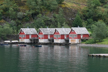 Fototapeta na wymiar Bootshäuschen am Sogne-Fjord - Norwegen