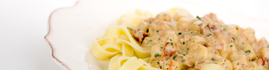 noix de saint jacques sur lit de tagliatelles