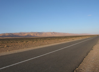 Fototapeta na wymiar route désert au maroc