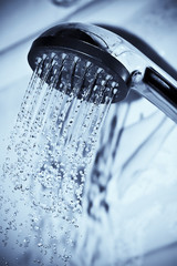 Naklejka na ściany i meble wody płynącej ze srebra prysznicem