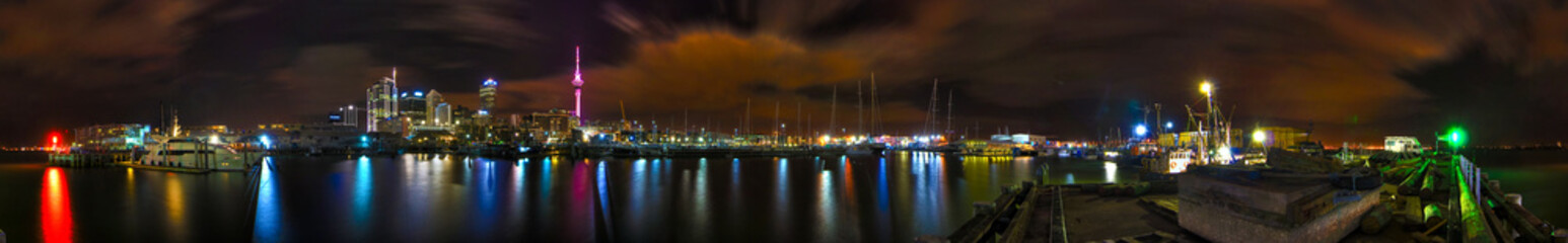 Obraz na płótnie Canvas Auckland skyline w nocy