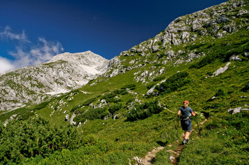 Fototapeta na wymiar Treker w Alpach