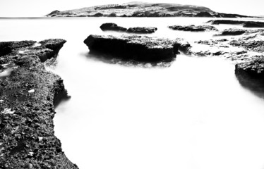 Felsen im Wasser schwarzweiß