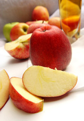 Naklejka na ściany i meble Äpel und Apfelsaft