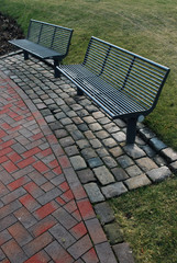 Stählerne Parkbänke