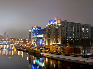 Obraz premium Big highlighted house on the Moscow river