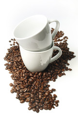 Trinkbecher und Kaffeebohnen