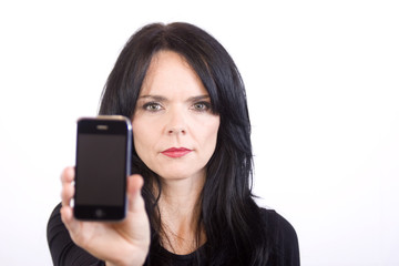 Fototapeta premium Frau zeigt Handy