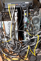 Unübersichtlicher Kabelsalat bei Computer Anschluss