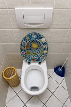 Toilette mit offenem WC Sitz