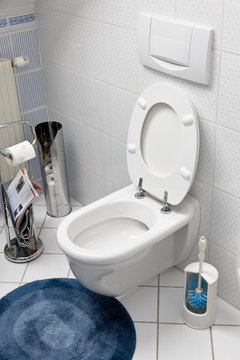 Toilette mit offenem WC Sitz