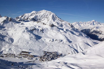 Fototapeta na wymiar zimowy krajobraz z górskich miejscowości uzdrowiskowej