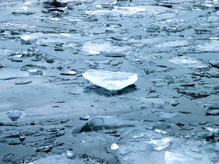 Eisscholle unter Eisstücken