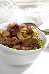 Ensalada de col morada y fajita de res. México