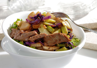 Ensalada de col morada y fajita de res. México