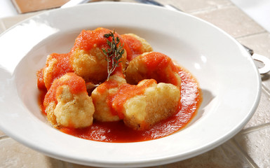 Coliflores capeadas en salsa de tomate. México