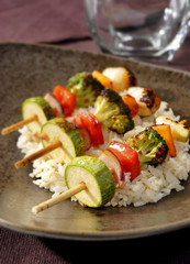Brochetas vegetarianas con arroz. México