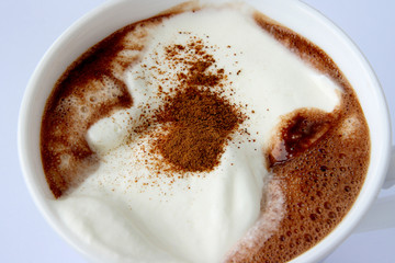 Tasse de chocolat chaud avec crème fouettée