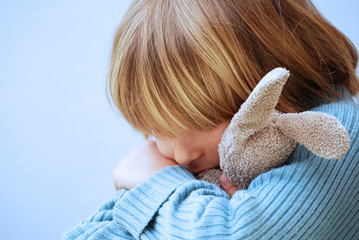 Enfant se consolant avec son doudou