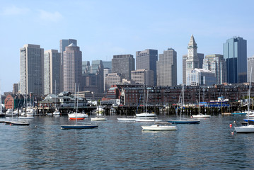 Fototapeta na wymiar Boston Skyline i Harbor z łodzi