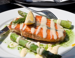 łosoś ze szparagami