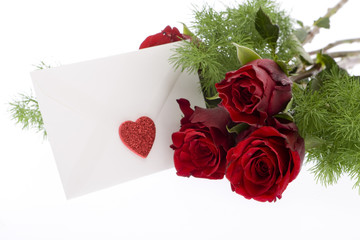rote Rosen mit Kuvert und Herz