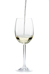 Weißwein in einem Glas auf einem weißen Hintergrund