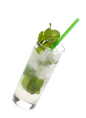 Mojito diagonal vor weißem Hintergrund