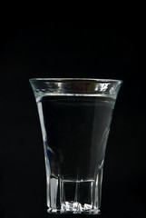 Gläschen Wodka-freigestellt auf Schwarz