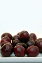 Kirschen auf einem weißen Teller