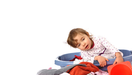 kleinkind mit w&auml;schekorb