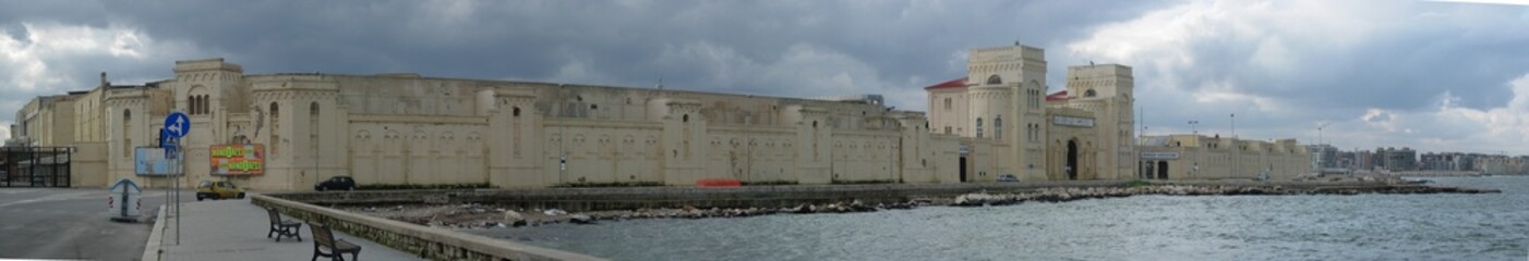 Portale Monumentale della Fiera del Levante sul lungomare Starita di Bari in Puglia