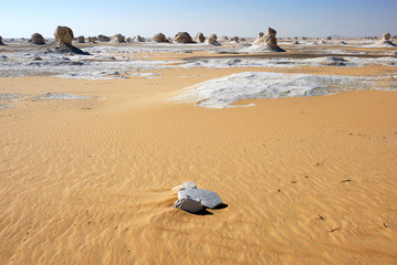 Fototapeta na wymiar Biały krajobraz pustyni