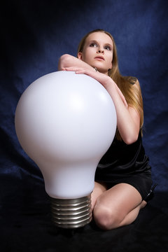 girl witn the beeg lamp