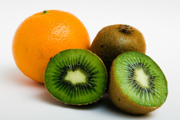 Fototapeta premium kiwis y naranja