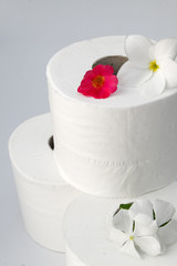 papier toilette et fleurs