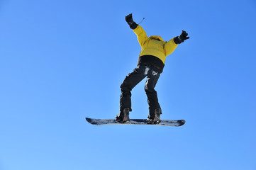 Fototapeta na wymiar Mężczyzna na snowboard skoki