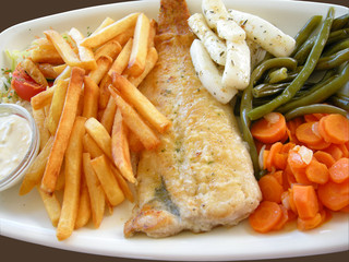 Fisch mit Gemüse und Pommes Frites