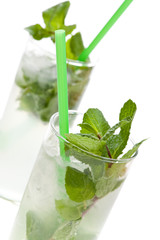 Ausschnitt von zwei Mojito vor weiß