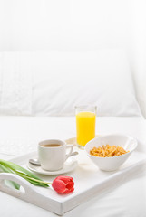 Fototapeta na wymiar Śniadanie w łóżku