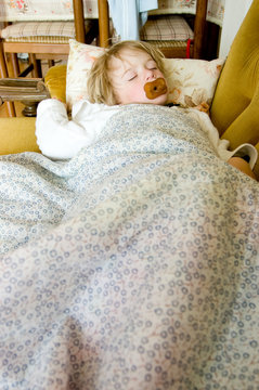 bambino che dorme con il ciuccio