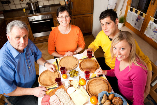Familie beim Abendessen